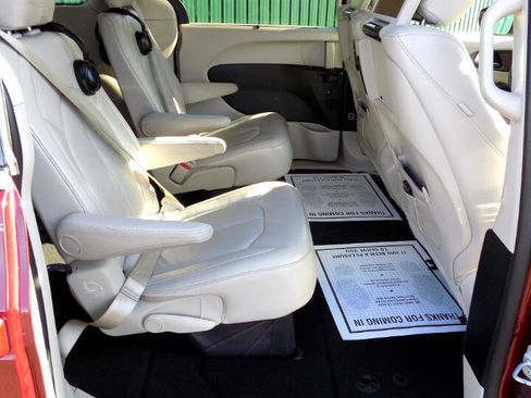 Used 2017 Chrysler Pacifica Touring-L Plus w/ Tire & Wheel Group image 26