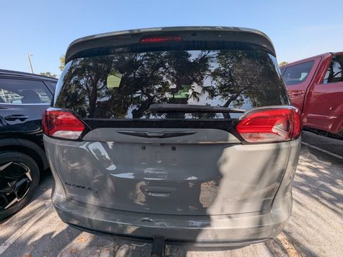Used 2020 Chrysler Pacifica Touring w/ S Appearance Package FWD image 12