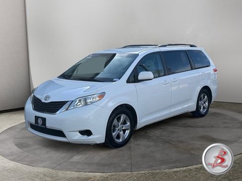 Used 2014 Toyota Sienna LE image 3