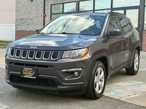Used 2018 Jeep Compass Latitude w/ Popular Equipment Group FWD image 1