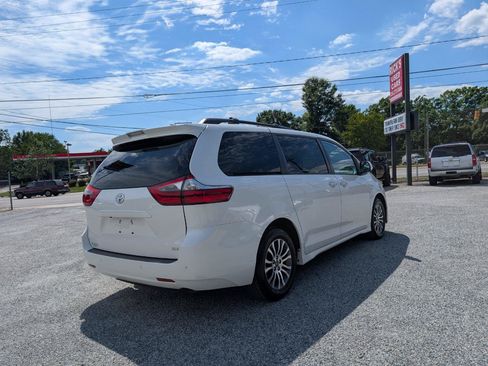 Used 2020 Toyota Sienna XLE w/ XLE Navigation Package FWD image 7