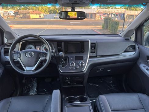 Used 2017 Toyota Sienna SE FWD image 21