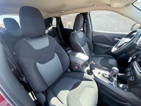Used 2016 Jeep Cherokee Sport FWD image 26