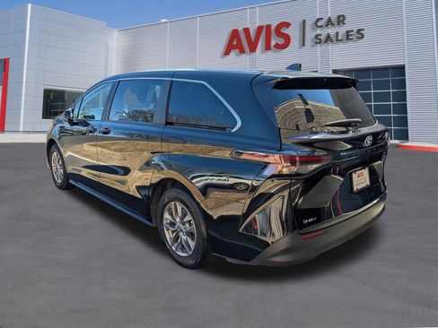 Used 2025 Toyota Sienna LE image 9
