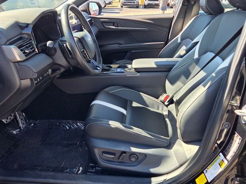 Used 2025 Toyota Camry SE image 5