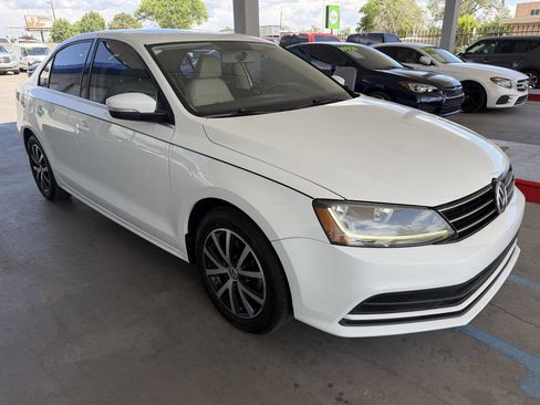 Used 2017 Volkswagen Jetta SE FWD image 2