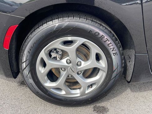 Used 2023 Chrysler Pacifica Limited FWD image 13