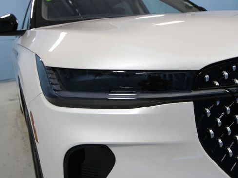 Used 2025 Lincoln Nautilus Premier image 38