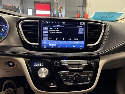 Used 2022 Chrysler Pacifica Touring-L FWD image 28