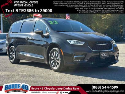 Used 2023 Chrysler Pacifica Limited w/ Uconnect Theater Family Group