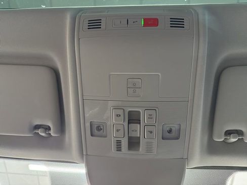 Used 2024 Volkswagen Taos SE image 31