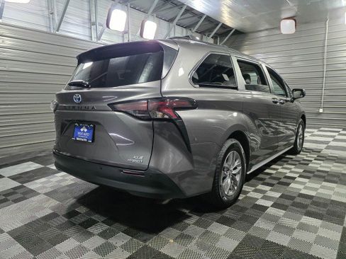 Used 2024 Toyota Sienna XLE w/ XLE Plus Package AWD/4WD image 5
