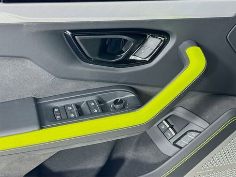 Used 2025 Lamborghini Urus SE image 16