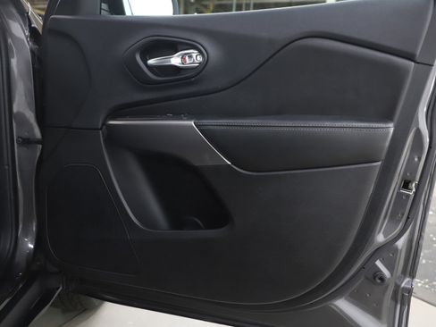 Used 2019 Jeep Cherokee Limited image 9