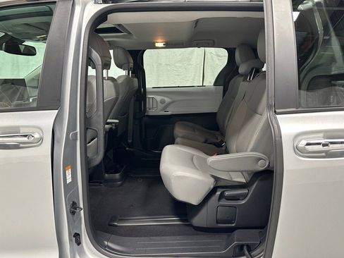 Used 2025 Toyota Sienna XLE image 46