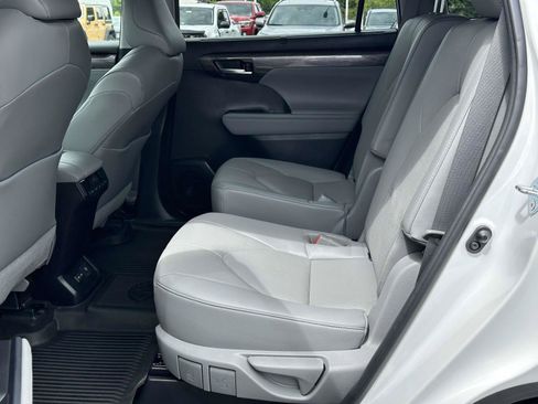 Used 2023 Toyota Highlander Limited FWD image 10