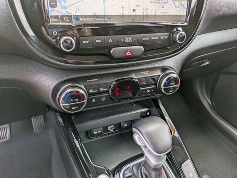 Certified 2022 Kia Soul Turbo FWD image 25