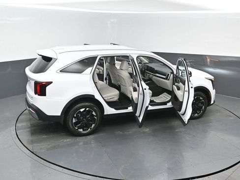 Used 2025 Kia Sorento S image 25