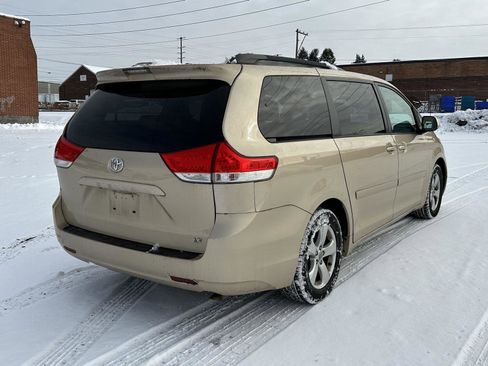 Used 2012 Toyota Sienna LE image 8