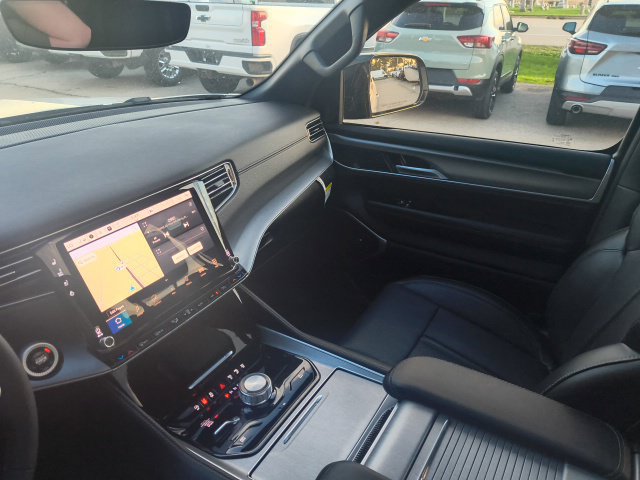 Used 2026 Jeep Grand Wagoneer L 4WD w/ Premium Group I image 30