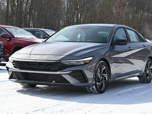 Certified 2025 Hyundai Elantra Sport image 2