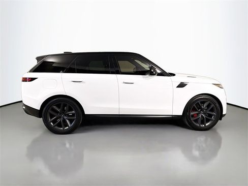 Used 2024 Land Rover Range Rover Sport SE image 4
