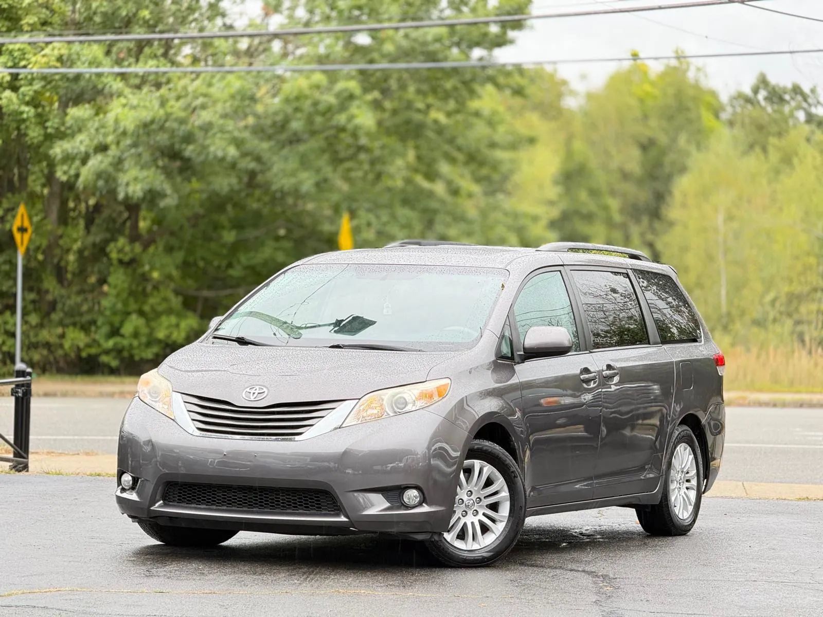 Used 2011 Toyota Sienna XLE w/ Entertainment Pkg FWD image 2