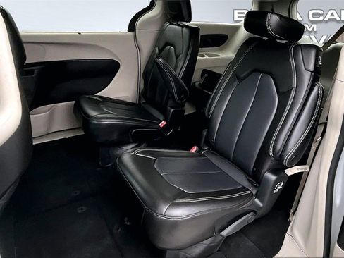 Used 2023 Chrysler Pacifica Touring-L image 25