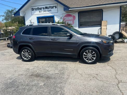 Used 2019 Jeep Cherokee Latitude Plus w/ Comfort/Convenience Group FWD image 4