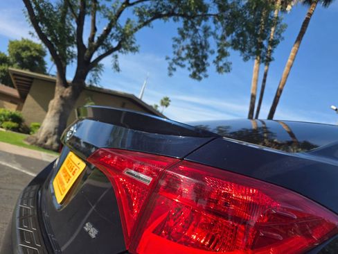 Used 2018 Toyota Corolla SE w/ Body Protection Package FWD image 11