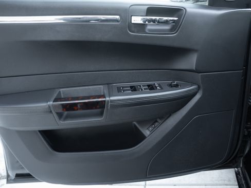 Used 2010 Chrysler 300 C image 17