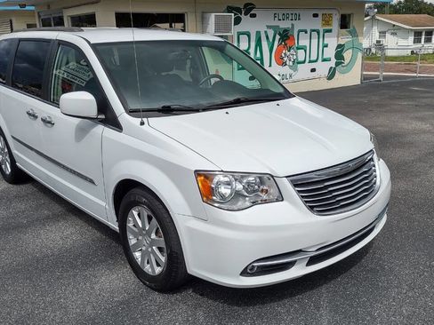 Used 2015 Chrysler Town & Country Touring w/ Driver Convenience Group image 3