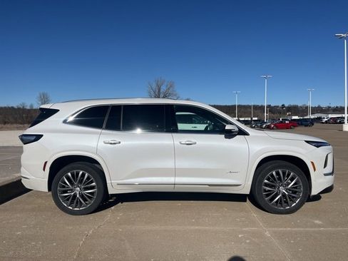 Used 2025 Buick Enclave Avenir image 2