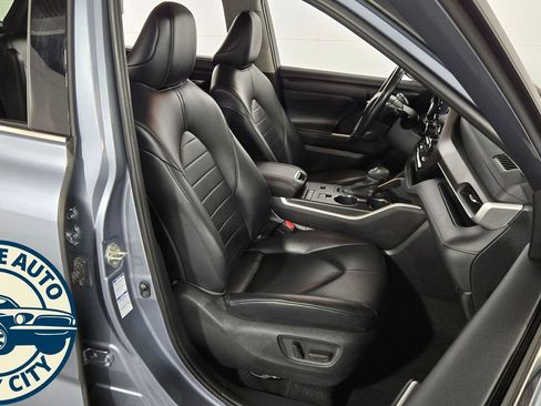 Used 2020 Toyota Highlander XLE AWD/4WD image 43