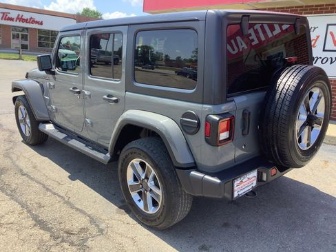 Used 2018 Jeep Wrangler Unlimited Sahara image 3