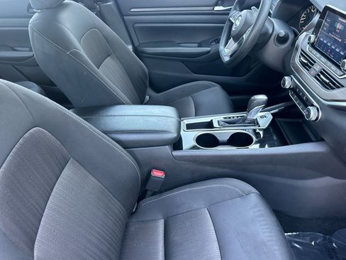 Used 2024 Nissan Altima 2.5 SV FWD image 30