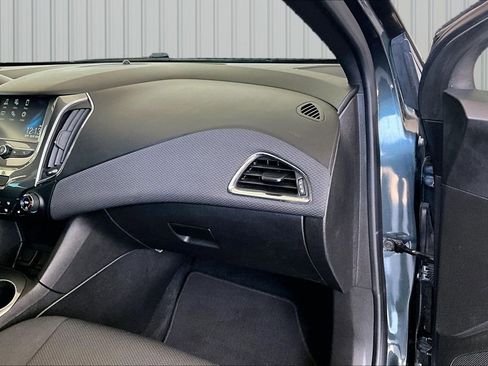 Used 2018 Chevrolet Cruze LT w/ Convenience Package FWD image 12