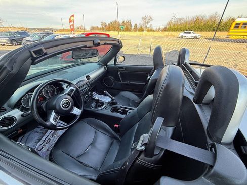 Used 2011 MAZDA MX-5 Miata Grand Touring image 12