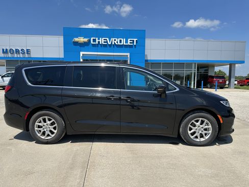 Used 2023 Chrysler Pacifica Touring-L FWD image 4