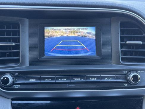 Used 2019 Hyundai Elantra SE image 3