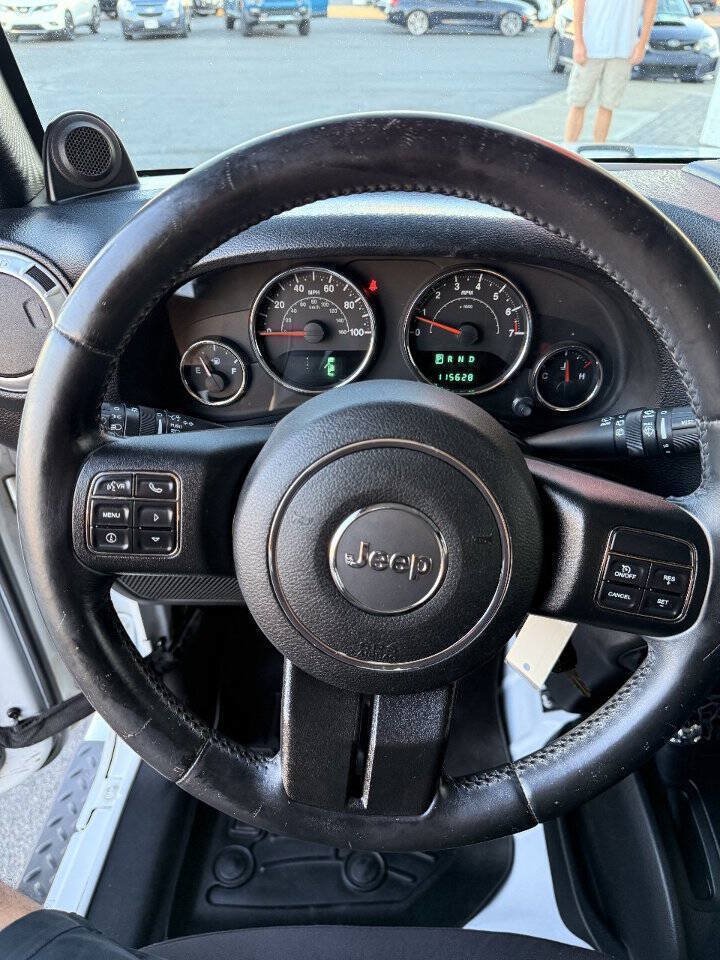 Used 2014 Jeep Wrangler Unlimited Sahara w/ Connectivity Group AWD/4WD image 11
