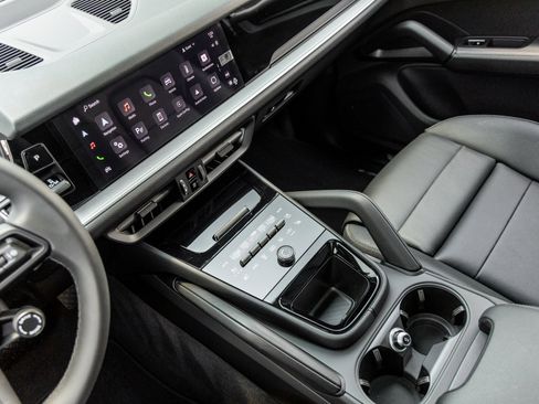 Certified 2025 Porsche Cayenne image 26