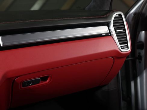 Used 2022 Porsche Cayenne Turbo image 41