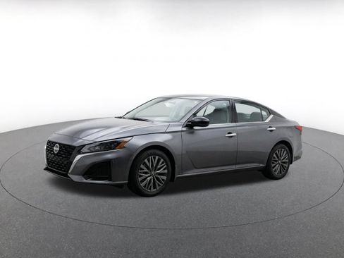 Used 2025 Nissan Altima 2.5 SV FWD image 3