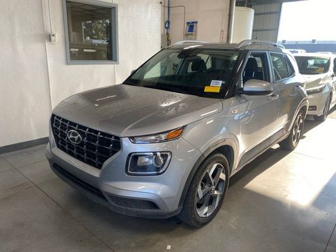 Used 2025 Hyundai Venue SEL FWD image 2