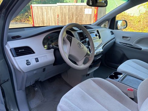 Used 2014 Toyota Sienna LE image 14