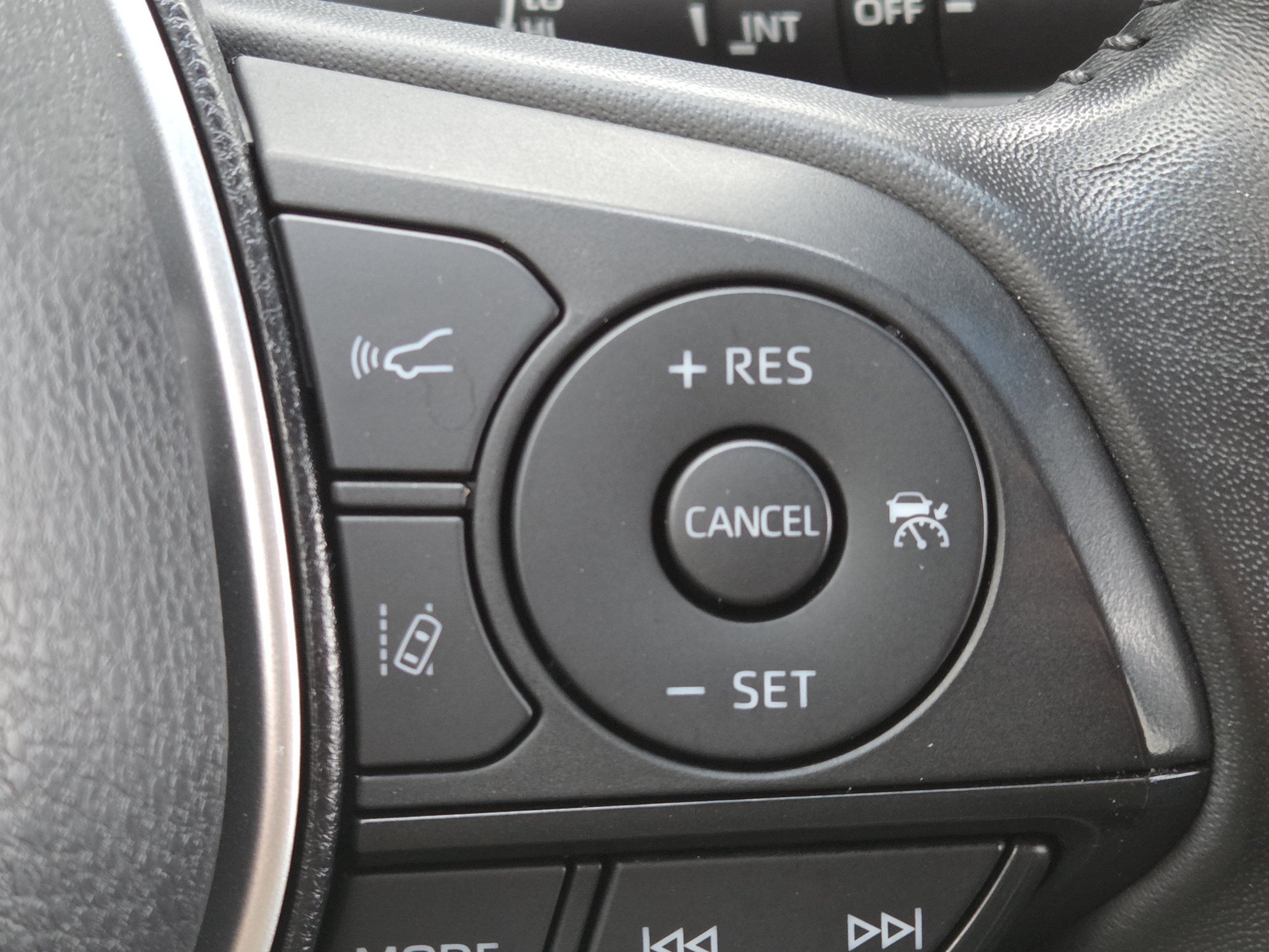Used 2024 Toyota Venza LE AWD/4WD image 12