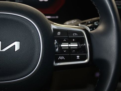 Used 2025 Kia Carnival EX image 39