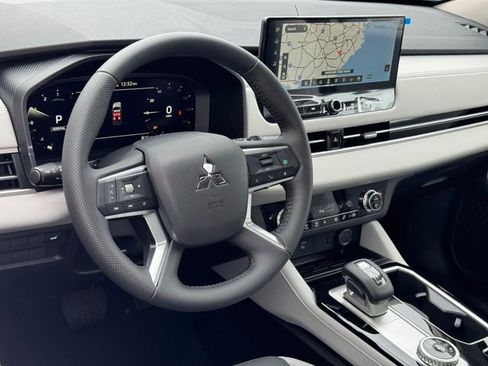 New 2025 Mitsubishi Outlander SE image 13