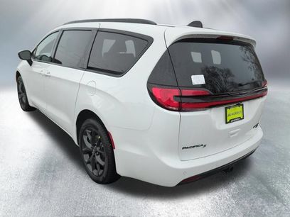 New 2026 Chrysler Pacifica Limited w/ S Appearance Package